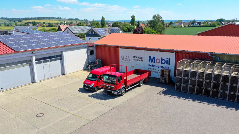 Foto der Firma Wirth mit Hof und Fuhrpark von oben